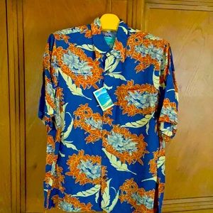 Reyn Spooner Men’s M (blue, rust and creme) short sleeved square bottom